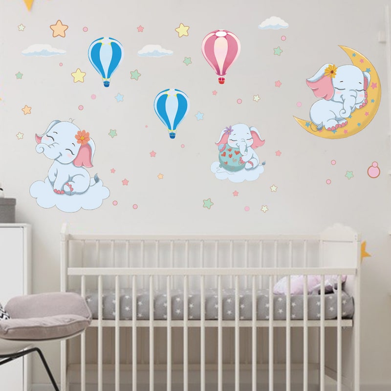 Sød selvlysende wallsticker med tre små elefant unger blandt luftballoner og stjerner. Sød selvlysende wallsticker med tre små elefant unger blandt luftballoner og stjerner. - Billede 2