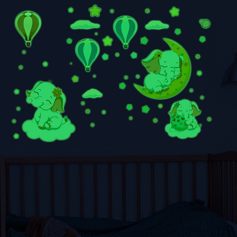 Sød selvlysende wallsticker med tre små elefant unger blandt luftballoner og stjerner. Sød selvlysende wallsticker med tre små elefant unger blandt luftballoner og stjerner. - Billede 3