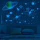 Selvlysende wallsticker med en farverig måne, stjernehimmel, planeter mm. 1044 stk. Blå. Selvlysende wallsticker med en stjernehimmel + farverig måne