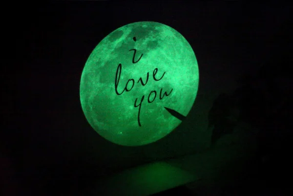 Flot selvlysende måne wallsticker. 11 cm. I love you. Flot selvlysende måne wallsticker. 11 cm. I love you. - Billede 2